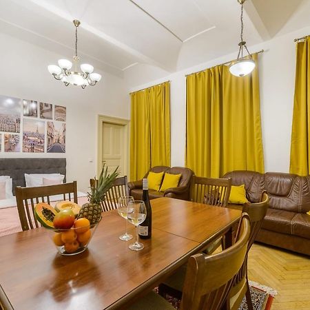Terrace apartment in Malostranské náměstí Praha Exteriér fotografie