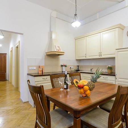 Terrace apartment in Malostranské náměstí Praha Exteriér fotografie