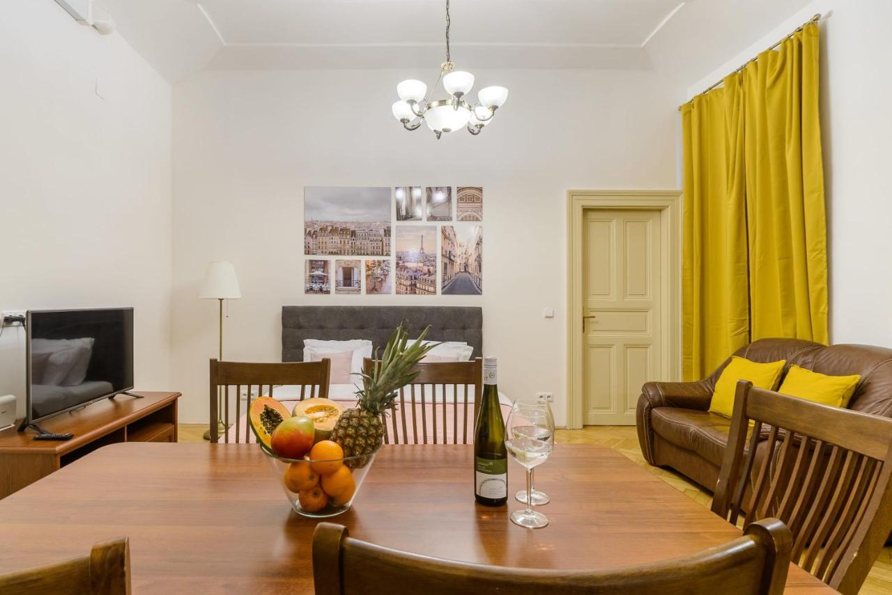 Terrace apartment in Malostranské náměstí Praha Exteriér fotografie